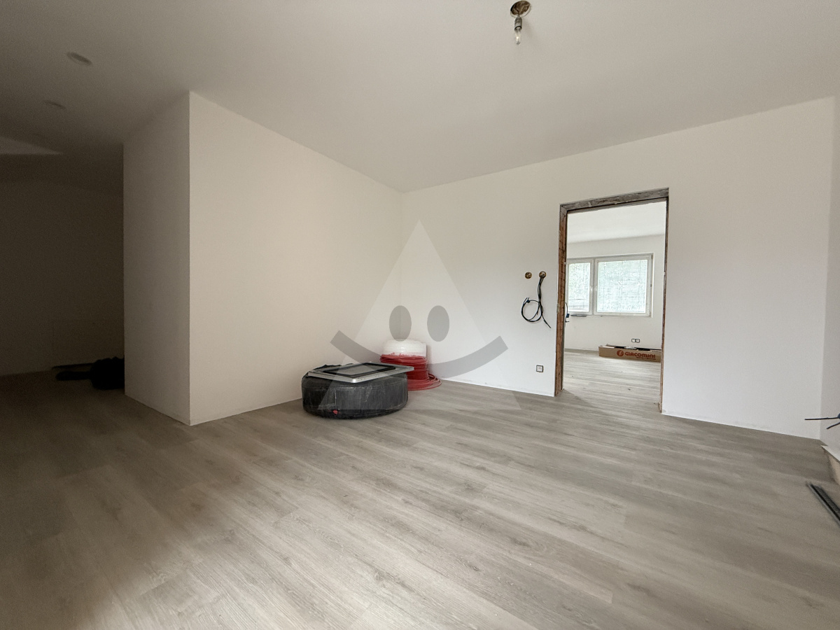 Family house with two residential units for sale in Martin