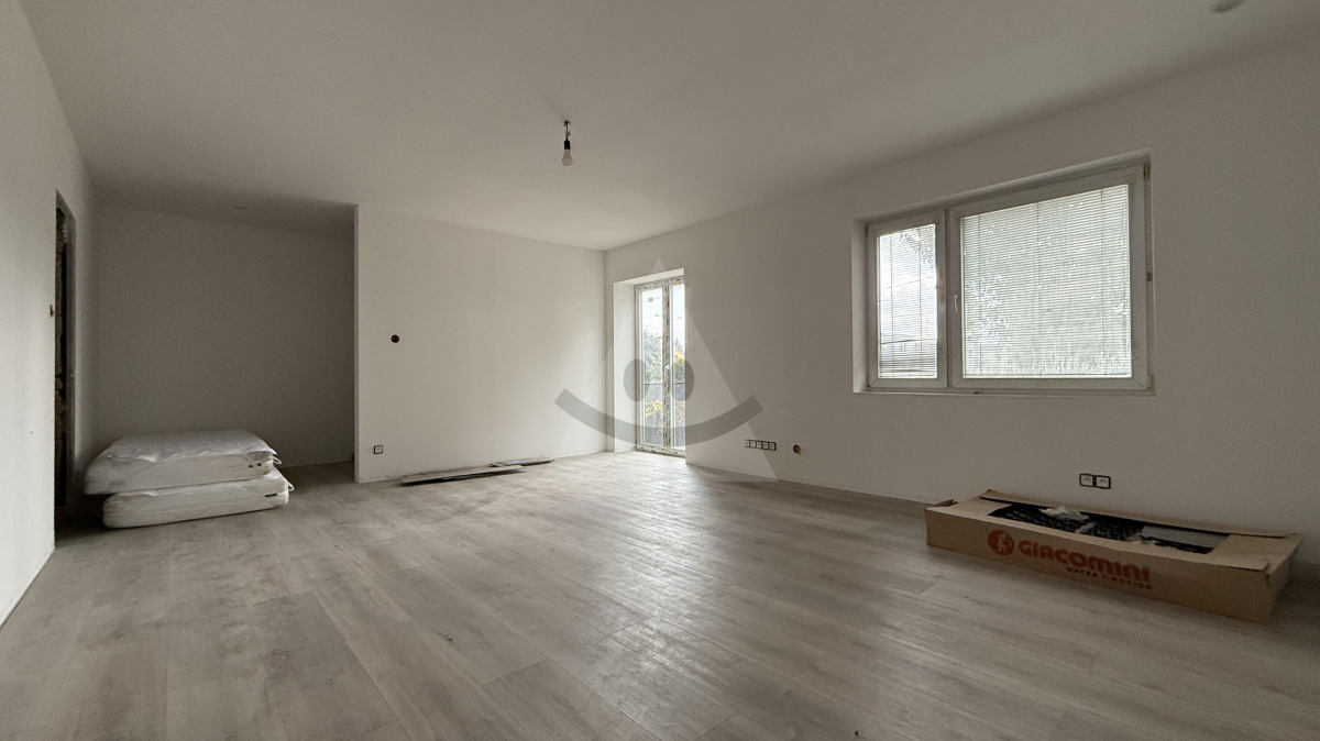 Family house with two residential units for sale in Martin