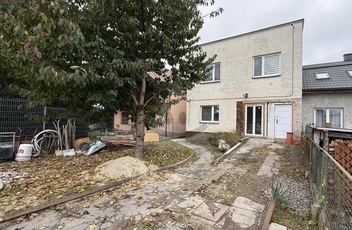 Family house with two residential units for sale in Martin