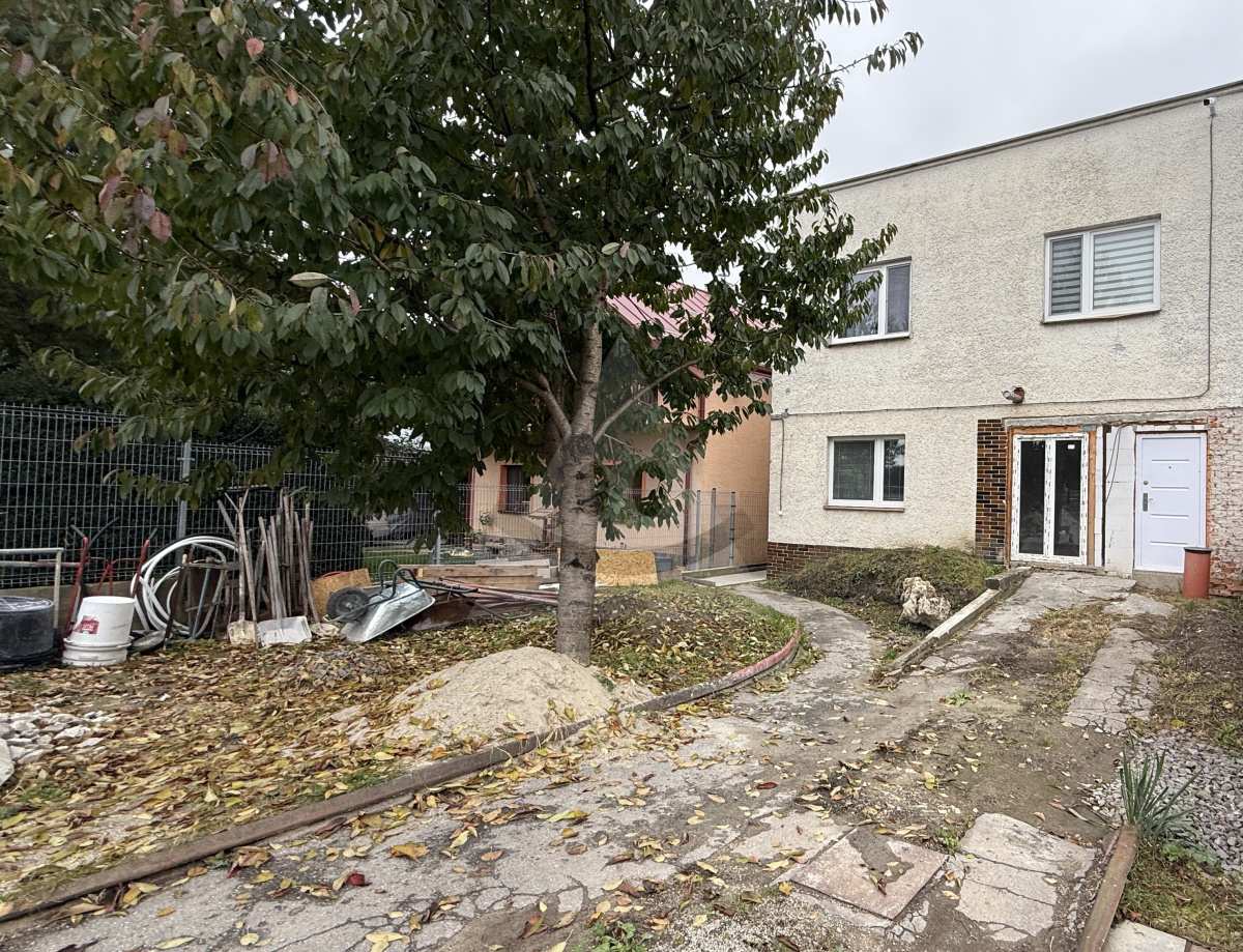 Family house with two residential units for sale in Martin