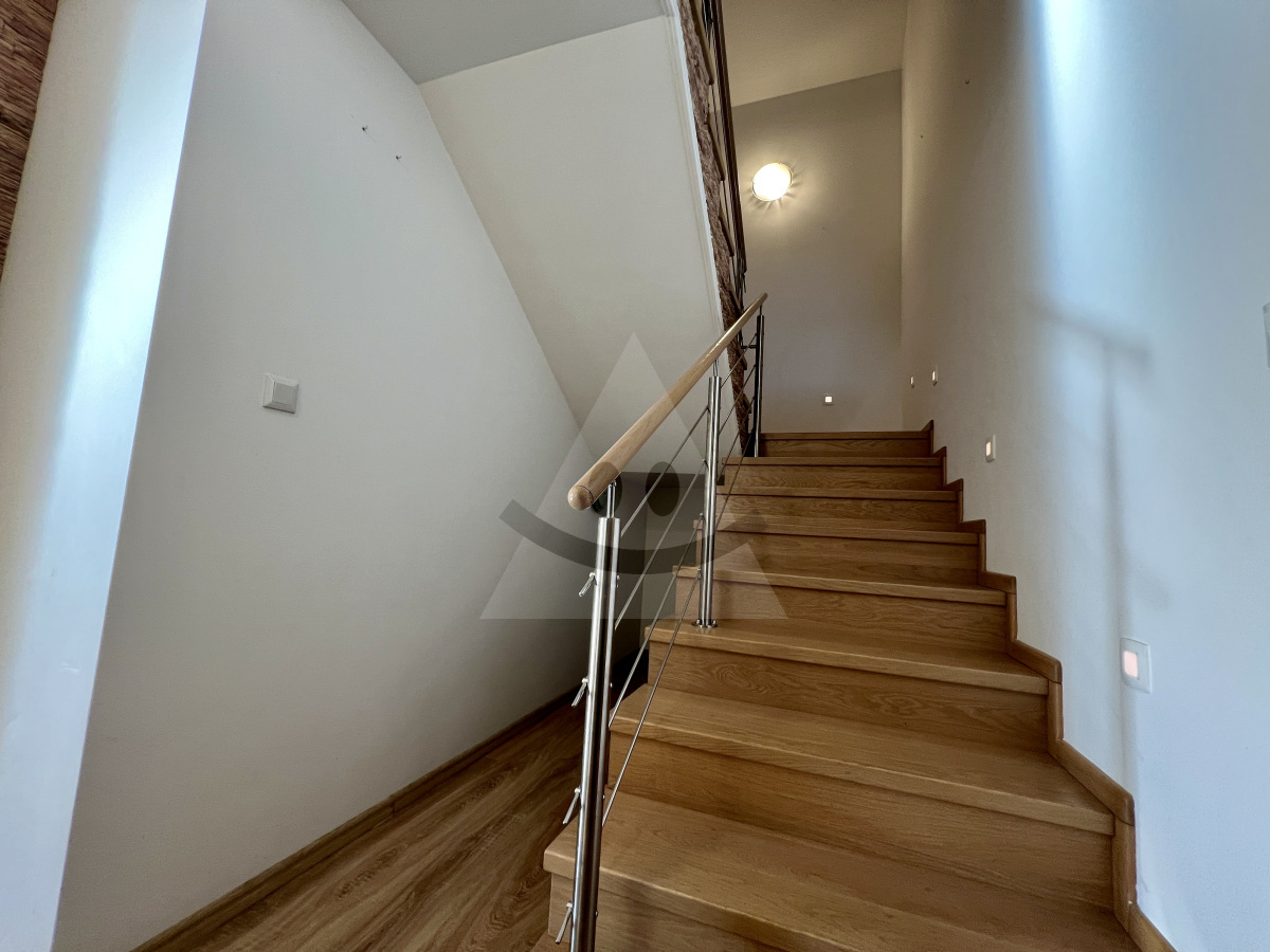 Nový, 5 izbový rodinný dom na predaj, Necpaly